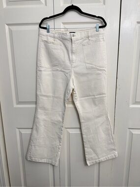 Wide-Leg White Women's Jeans — Clean Front Pocket Design